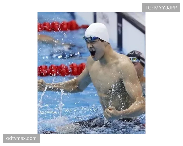 孙杨，白天像苦行僧练水，下了泳池就像富豪去度假，反差太刺激了吧